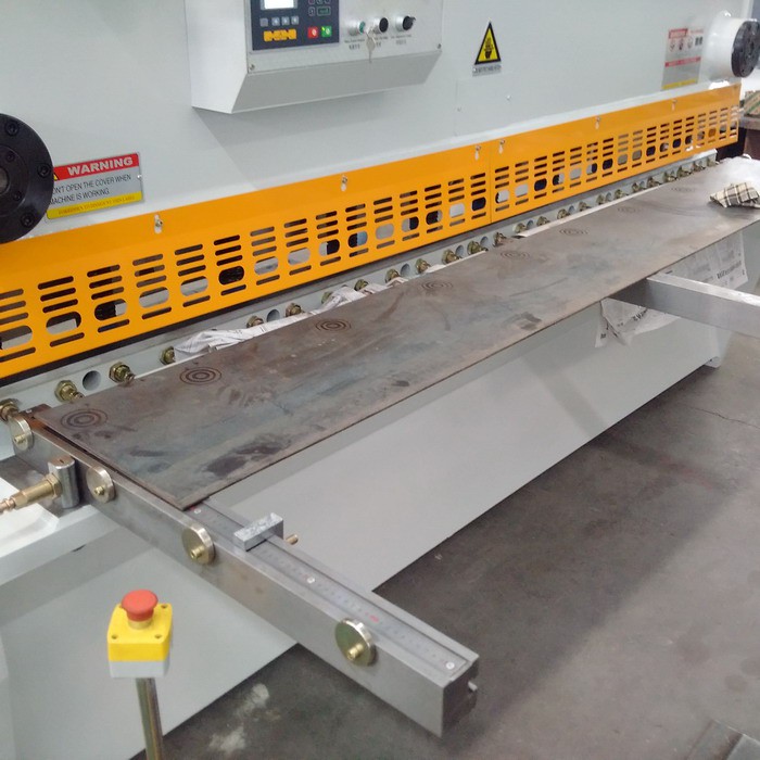 Front sheet suport for metal shears